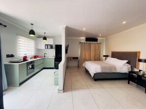 10 Schlafzimmer, Zimmersafe, Schreibtisch, Bügeleisen/Bügelbrett