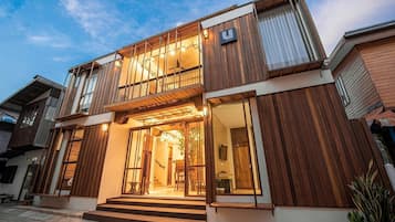 ด้านหน้าที่พัก - ตอนเย็น/กลางคืน