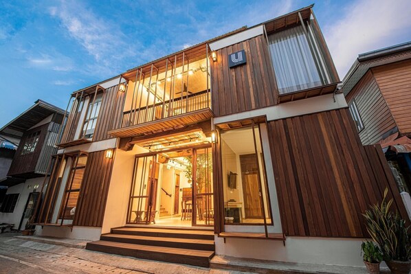 Fachada de la propiedad por la tarde o noche