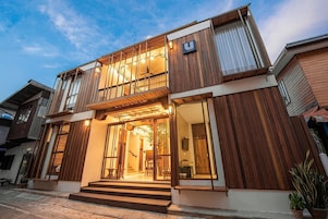 Fachada del alojamiento - Noche