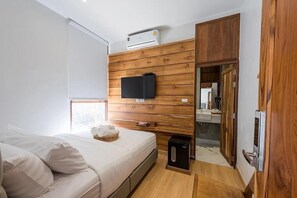 Deluxe Front View | Premium bedding, blackout drapes, free WiFi, bed sheets - U Chaikhong (Chiang Khan)
