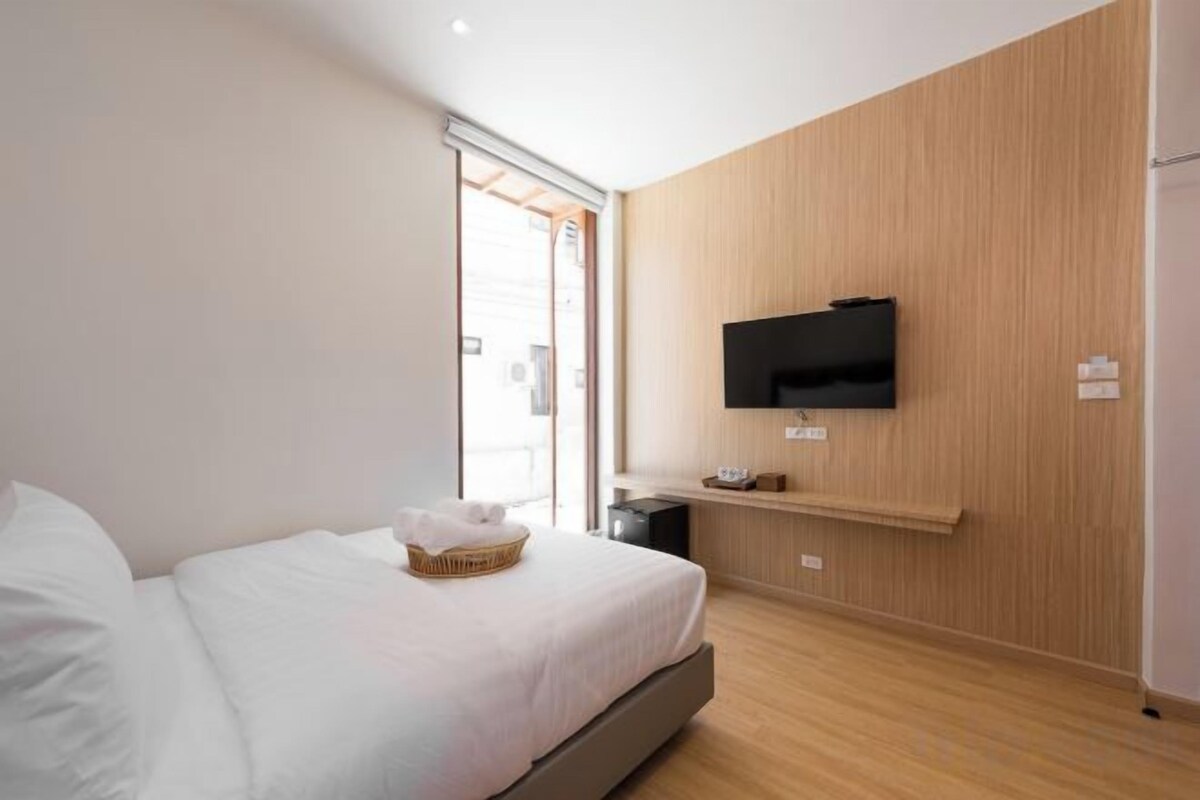 Premium bedding, blackout curtains, free WiFi, bed sheets