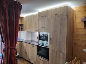 Een koelkast, een magnetron, een oven, een kookplaat