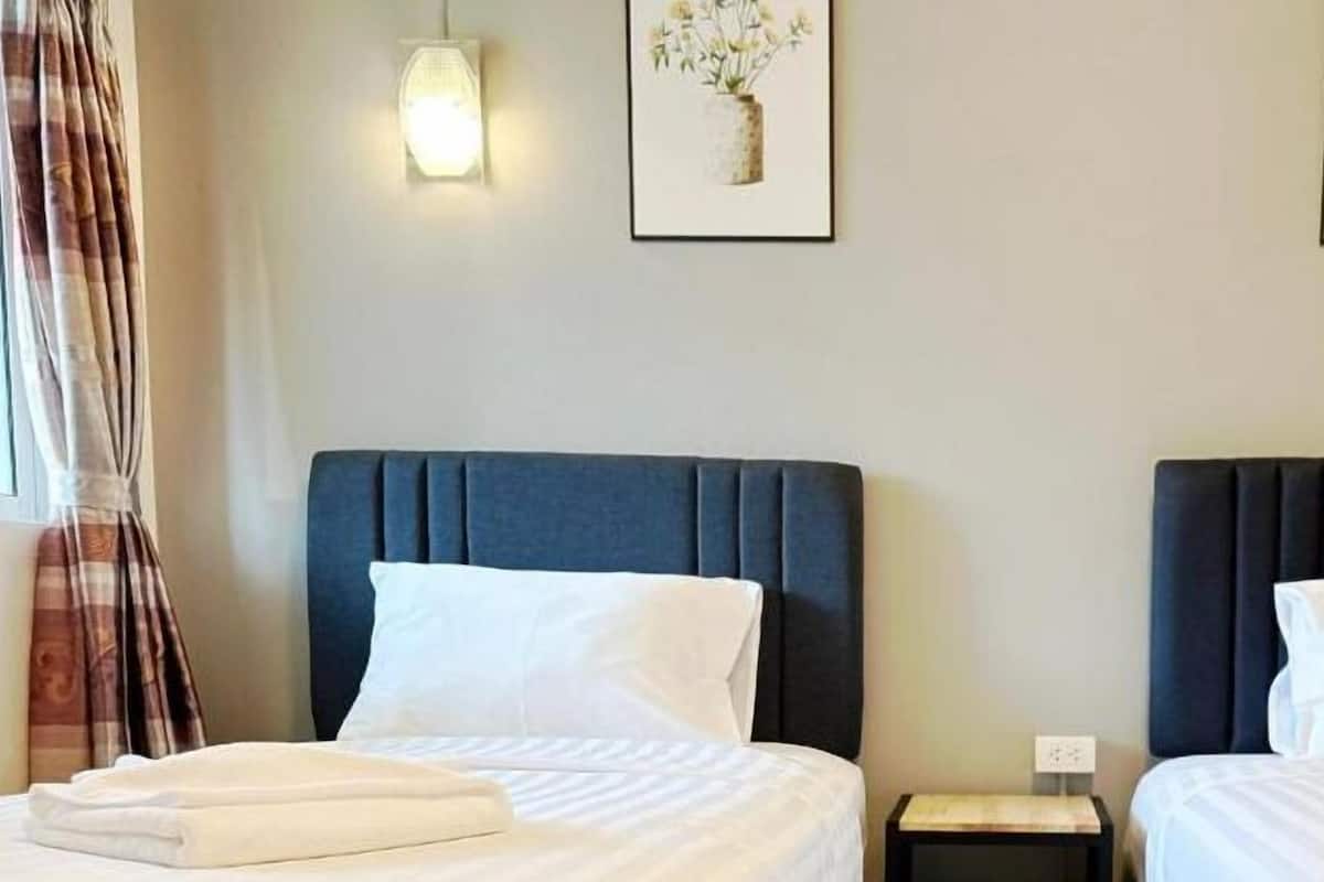 Superior Twin Room | Meja, Wi-fi percuma, cadar katil