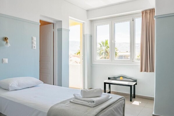 Desk, laptop workspace, blackout drapes, free WiFi - Phaedra Hotel (Athens)