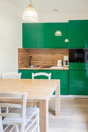 Cottage phong cách cổ điển | Bếp riêng | Dụng cụ pha espresso, ghế cao cho trẻ em 