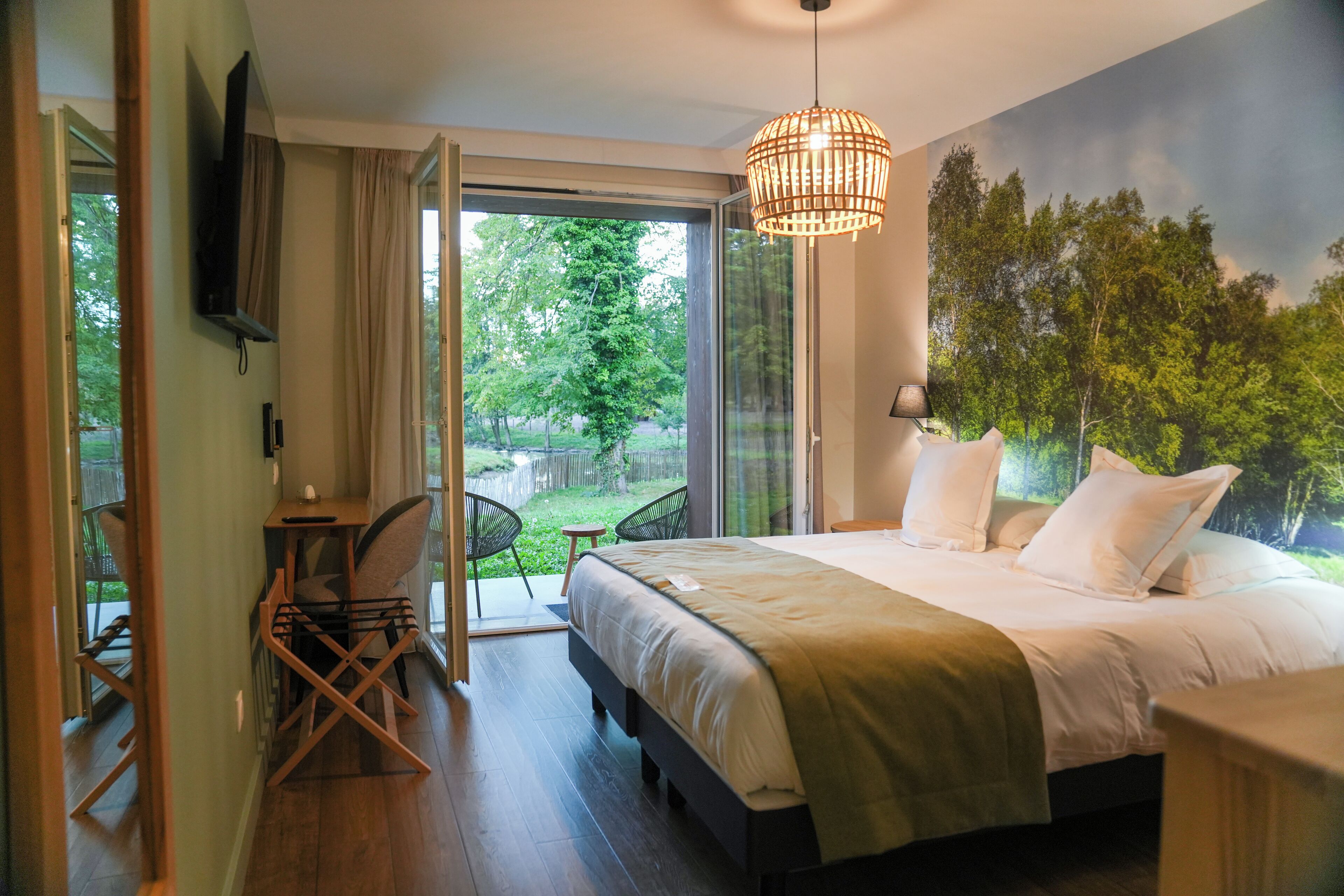 أغطية فراش متميزة وأسرّة بطبقة علوية مريحة ومكتب