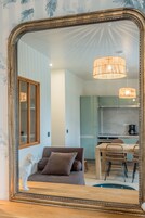 尊荣村舍, 1 间卧室 | 起居区 | 80-厘米纯平电视 （配备数码频道）、电视