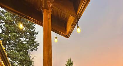 Updated Private Cabin with Mountain and Red River Views Mins to Town/Lifts Wi-Fi