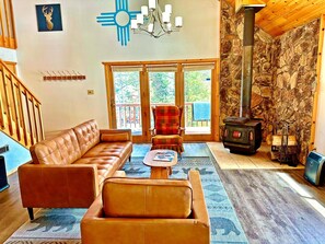 Smart-TV, Kamin, DVD-Player, Bücher