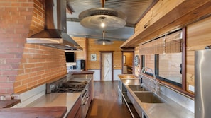 Full-size fridge, microwave, oven, stovetop