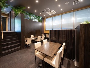 Petit déjeuner buffet servi tous les jours en supplément