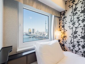 Down comforters, desk, laptop workspace, blackout drapes - APA Hotel Asakusa Kuramae Kita (Tokyo)