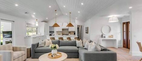 テレビ、暖炉、ステレオ