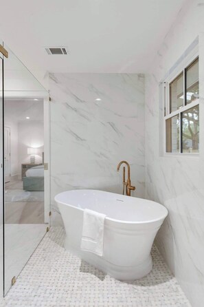 Combined shower/tub, hair dryer, towels, shampoo - The Pelzer House (Mount Pleasant)