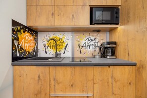 冷蔵庫、電子レンジ、コンロ、コーヒー / ティーメーカー