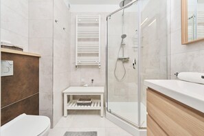Een douche, shampoo