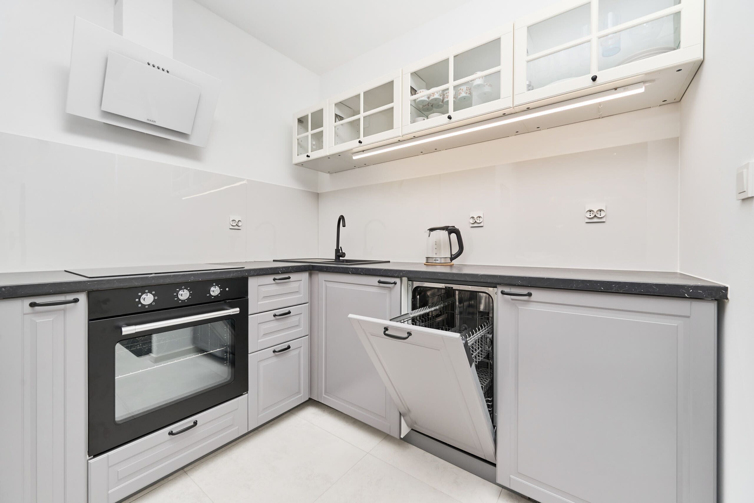 Fridge, oven, stovetop, dishwasher