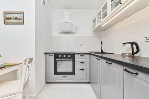Jääkaappi, uuni, liesi, astianpesukone