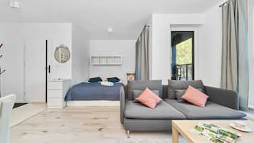 Tabla de planchar con plancha, wifi y ropa de cama