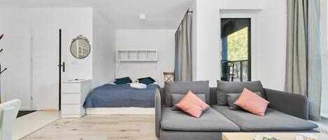 Tabla de planchar con plancha, wifi, ropa de cama