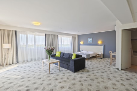 Apartment | Hypo-allergenic bedding, desk, laptop workspace, blackout drapes