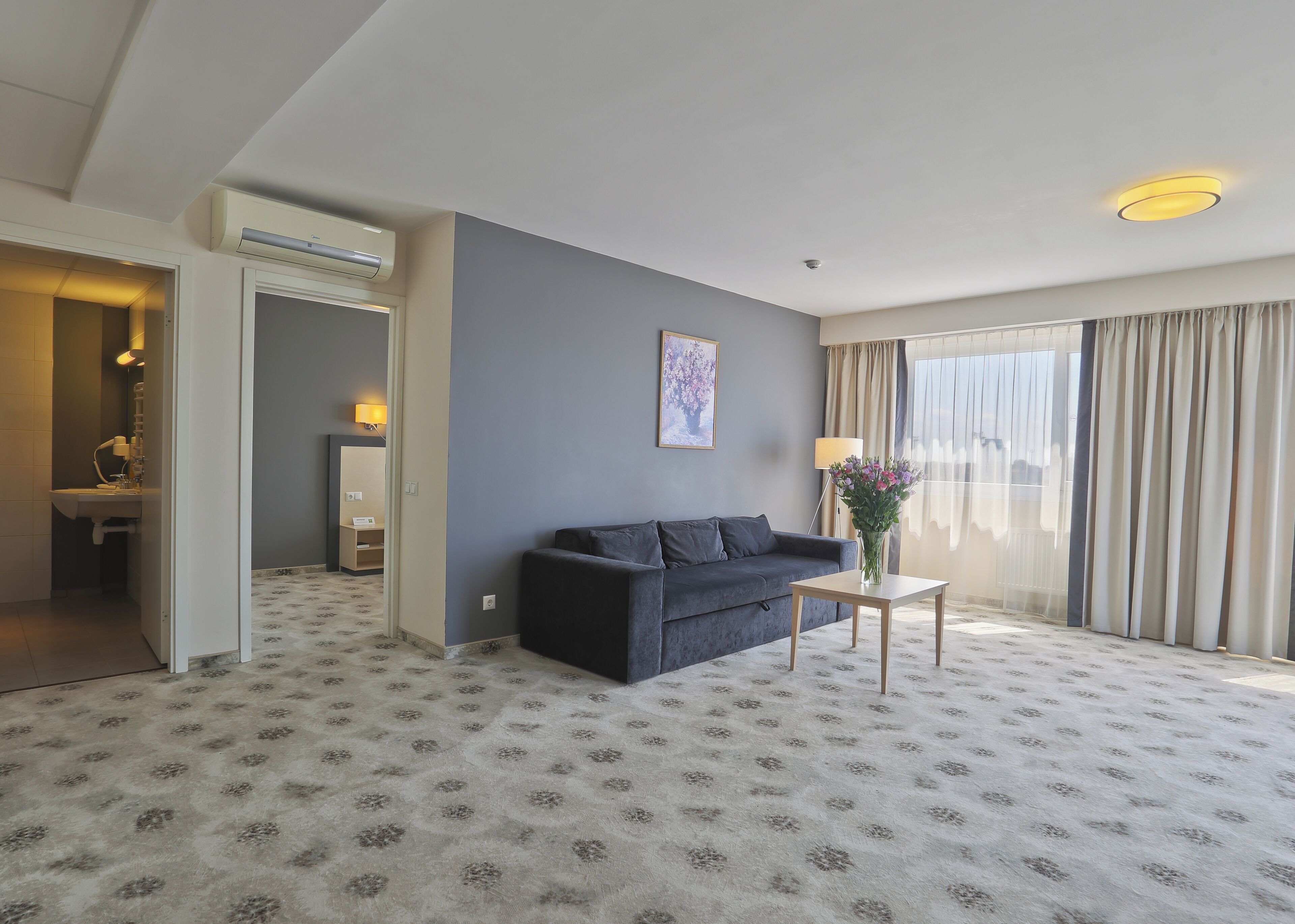 Apartment | Hypoallergeen beddengoed, een bureau, een laptopwerkplek