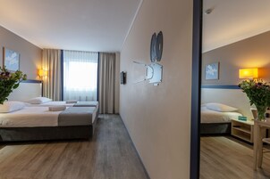 标准双床房 | 防过敏的被褥、办公桌、笔记本电脑工作区、遮光窗帘