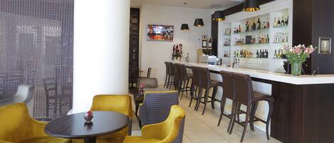 Zona de bar con asientos y barra.