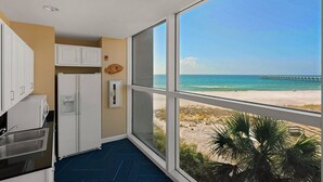Eine Küche mit Blick auf Strand und Steg.