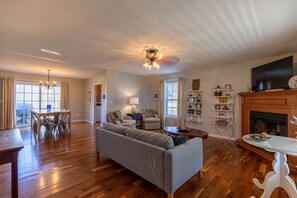 Televisión y chimenea 