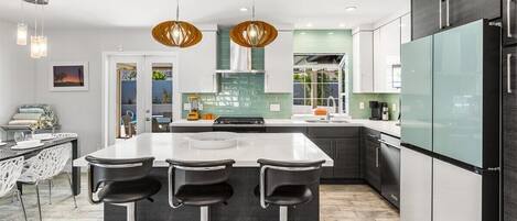 Refrigerador, microondas, horno, placa de cocina