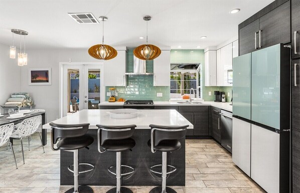 Refrigerador, microondas, horno y parrilla de estufa 