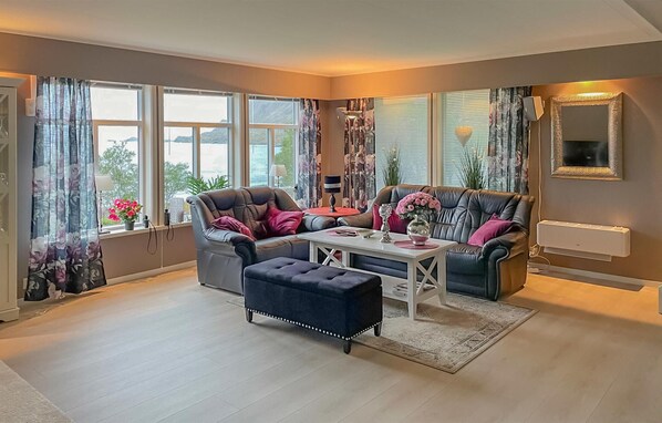 TV, fireplace, stereo