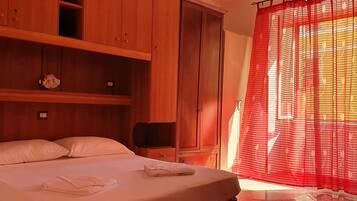 City Apartment | 3 bedrooms, desk, laptop workspace, free WiFi