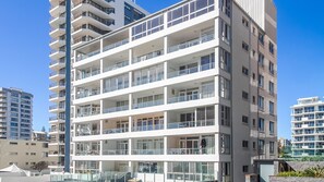 Exterior - Rainbow Pacific Unit 5  On the beach in Rainbow Bay includes linen & Wi-Fi (Coolangatta)