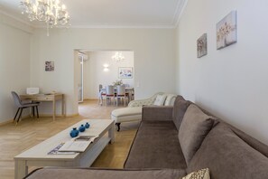 Apartamento superluxo, 2 quartos, para não fumantes, vista para a cidade | Área de estar | TV 32 polegadas com canais digitais