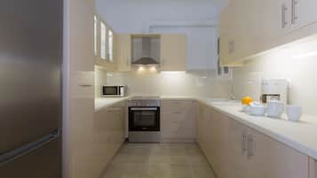 Departamento de lujo, 2 habitaciones, para no fumadores, vista a la ciudad | Cocina privada | Horno, parrilla de estufa, cafetera y tetera y tetera eléctrica