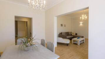 Luksusleilighet, 2 soverom, ikke-røyk, byutsikt | Oppholdsområde | En 32-tommers TV med digitale kanaler