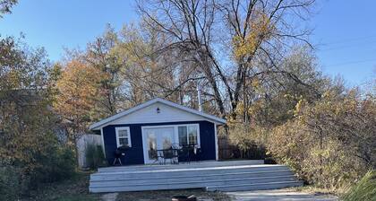 Very quaint, small Cottage on historic Idlewild lake