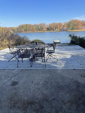 Outdoor dining - Very quaint, small Cottage on historic Idlewild lake (Idlewild)