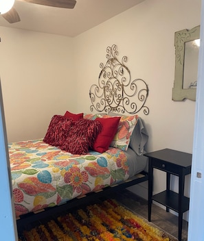1 bedroom, bed sheets