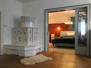 4 chambres, bureau, fer et planche à repasser, lit parapluie