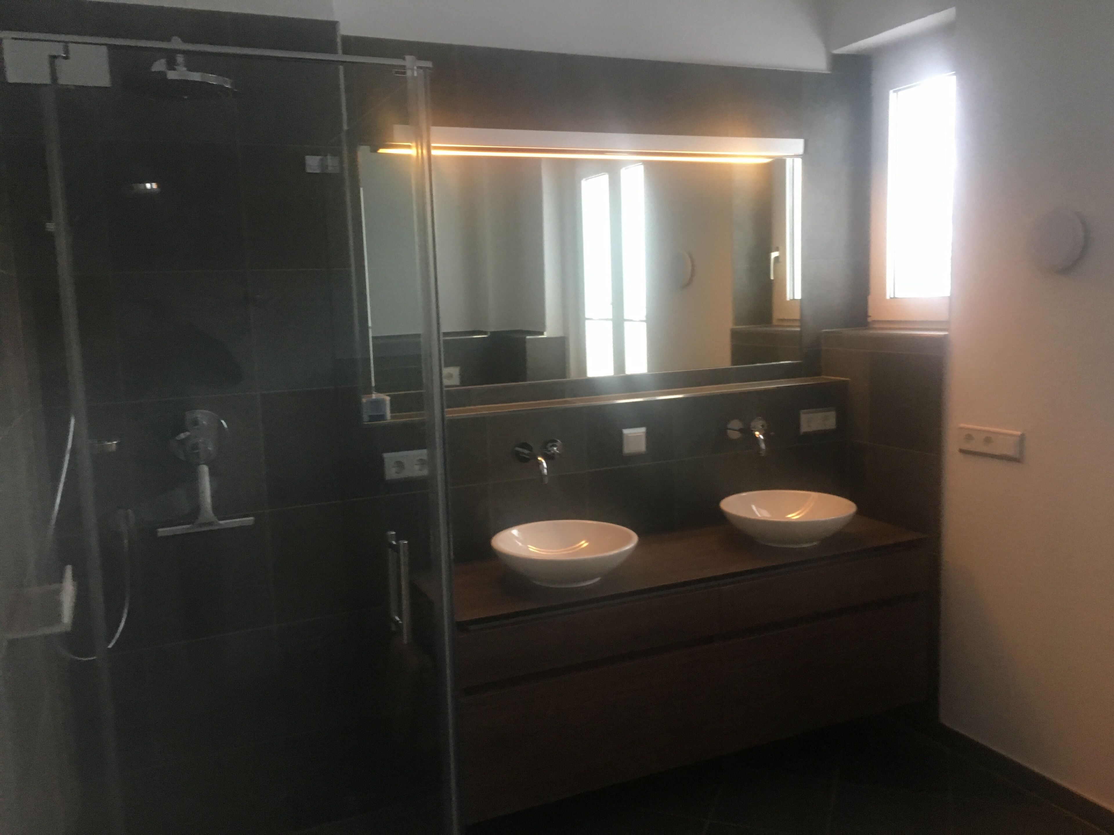Douche, sèche-cheveux, serviettes fournies, savon