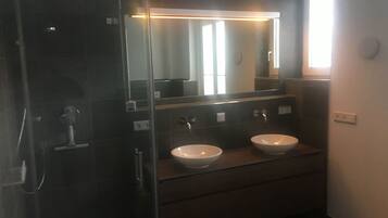 Douche, sĂšche-cheveux, serviettes fournies, savon