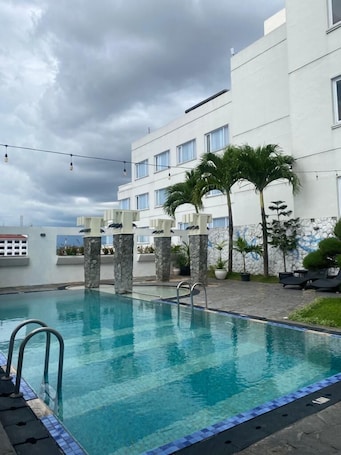 Una piscina al aire libre