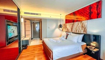 Caja de seguridad en la habitación y escritorio 