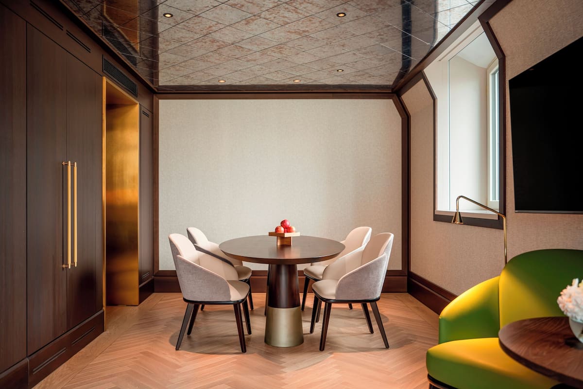 Palais Suite | Peralatan tempat tidur hipoalergenik, gebar bulu kapas, bar mini