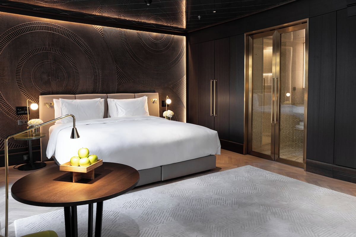 Accessible Room | Peralatan tempat tidur hipoalergenik, gebar bulu kapas, bar mini