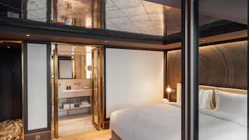 Almanac Room | Hypoallergeen beddengoed, donzen dekbedden, een minibar